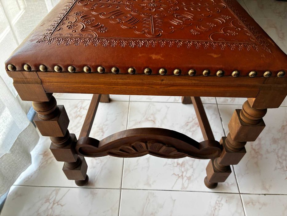 Conjunto de 6 Cadeiras Rústicas em Madeira e Pele Trabalhada