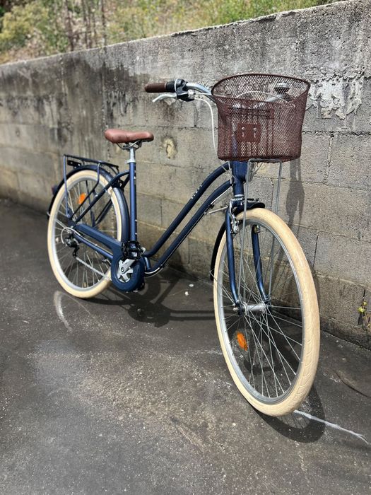 Bicicleta Decathlon Elops 120 com cesto e porta-bagagens