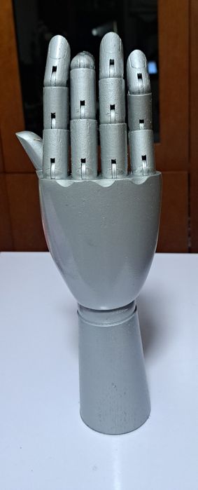 Mão articulada em estilo manequim