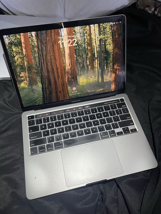 Продам MacBook Pro 2020 8gb/256gb Intel i5