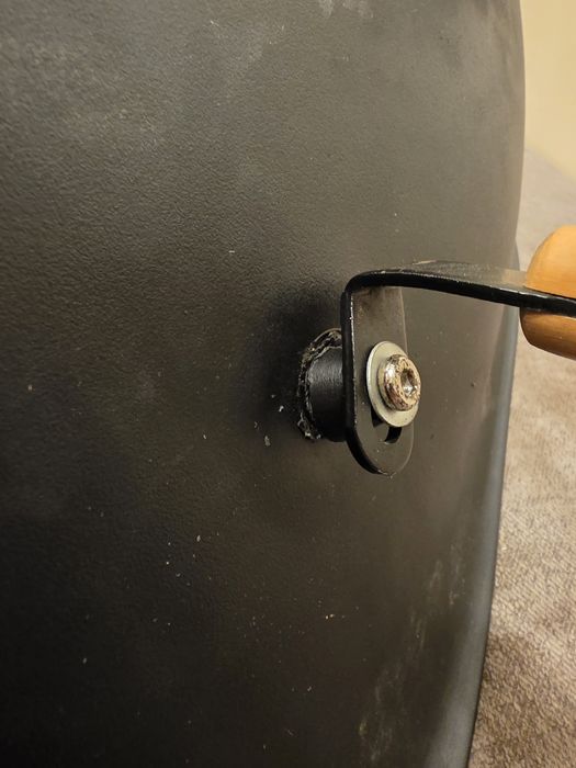 Три стільці з дефектом