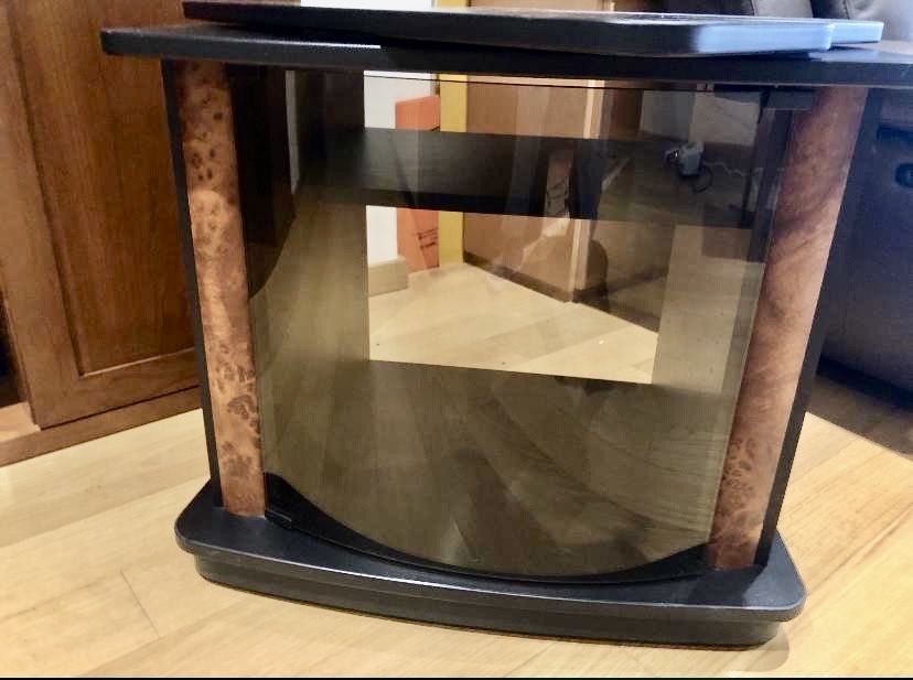 Móvel com rodas e tampo rotativo (360°) para tv e módulos (4) de som