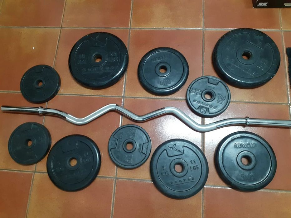 Barra e pesos musculação