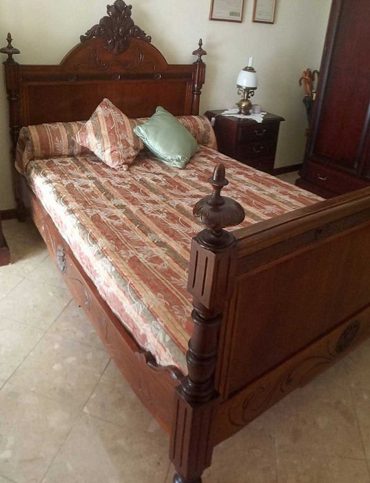 Cama Antiga em Bom Estado - Madeira Maciça Trabalhada; Inclui colchão