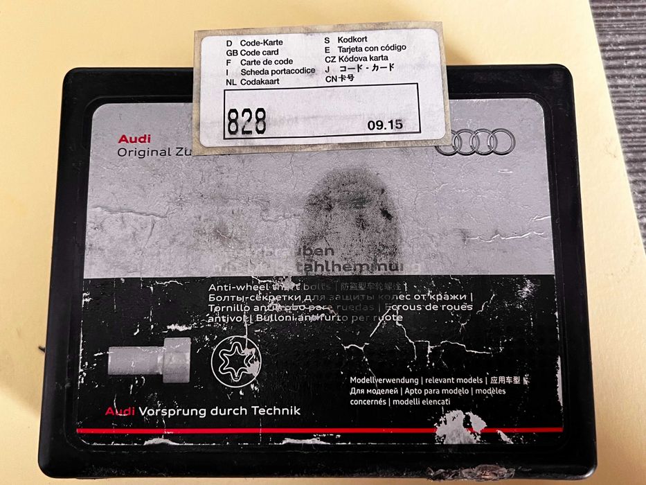 Комплект болтів-секреток із ключем VAG 82a071455. Оригінал.