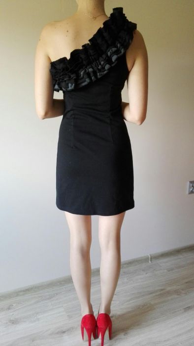 Klasyczna mała czarna elegancka sukienka model na jedno ramię rozm. S