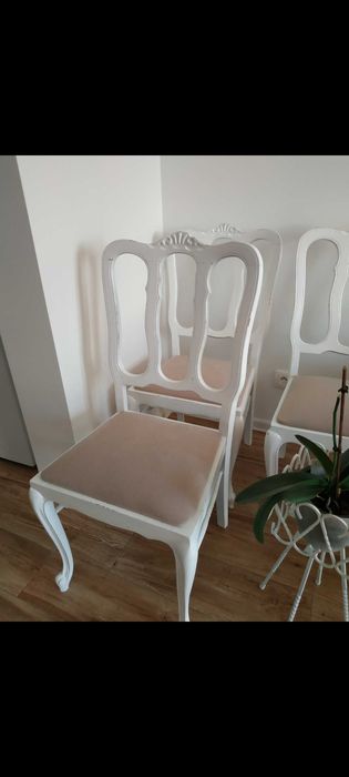 Dwa drewniane beżowe krzesła tapicerowane