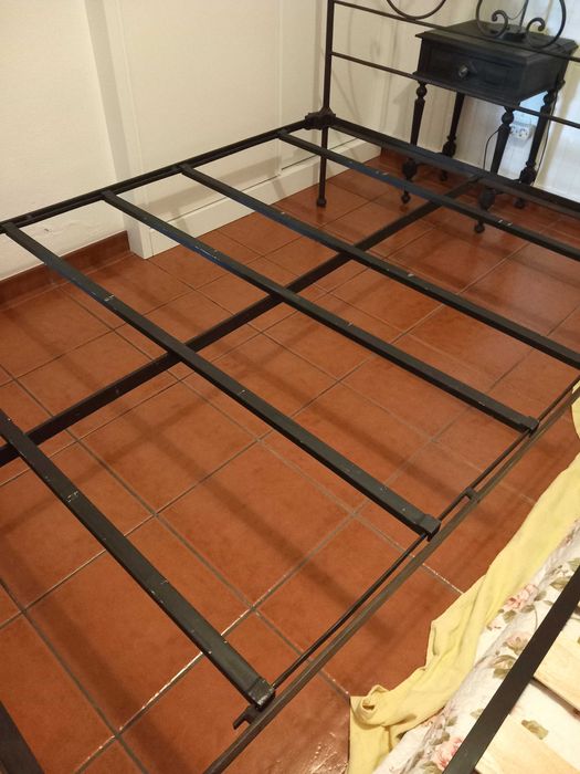 Cama de casal rústica em ferro