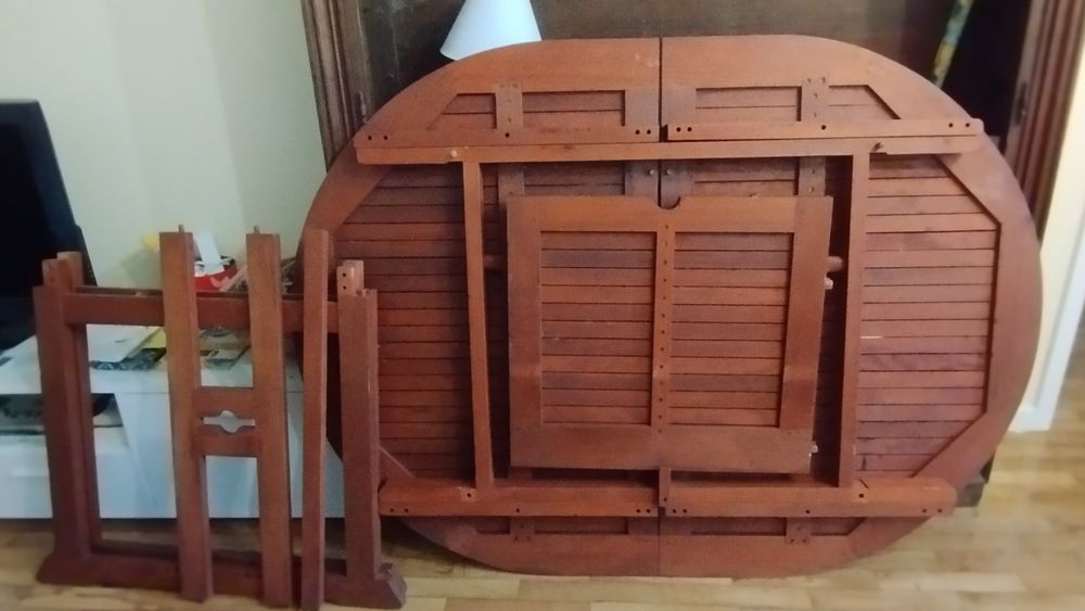 Mesa extensível oval em teca 6/8 lugares, em ótimo estado