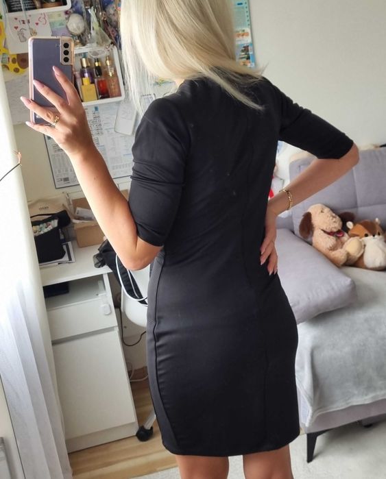 Piękna dopasowana czarna sukienka Kardashian Kollection rozm.M-małe L