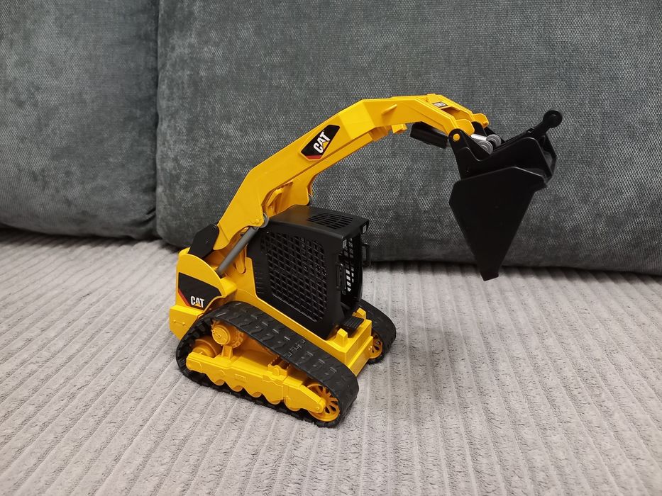 Гусеничний міні-навантажувач CAT від Bruder