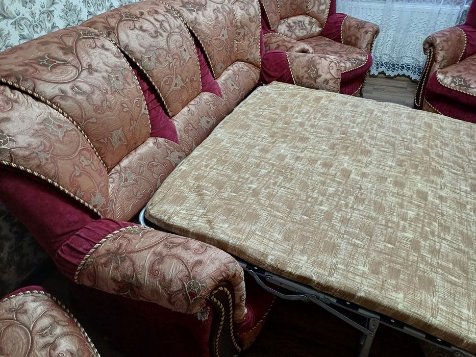 Диван у вітальню