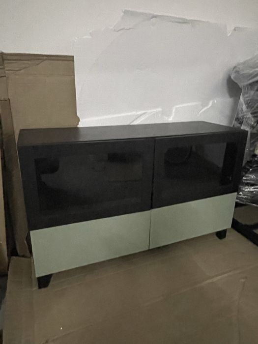 Movel BESTA ikea cor preto verde e portas em vidro e duas gavetas