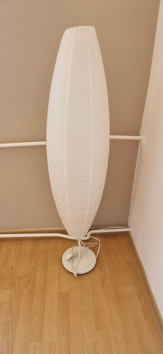 lampa stojąca biała