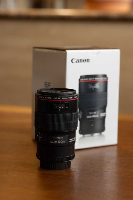Canon 100mm 2.8 Macro como nova. Caixa e parasol originais.