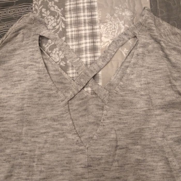 Sweter głęboki dekold