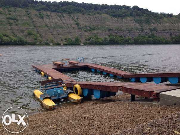 Будиночок біля річки подобово