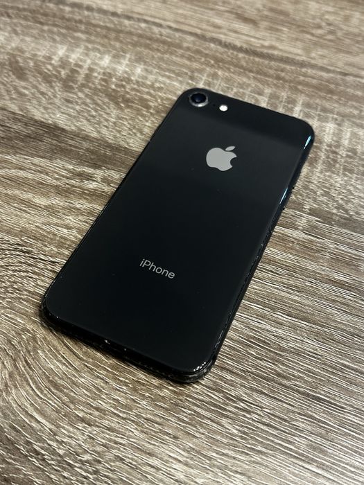 Продам iphone 8 64GB