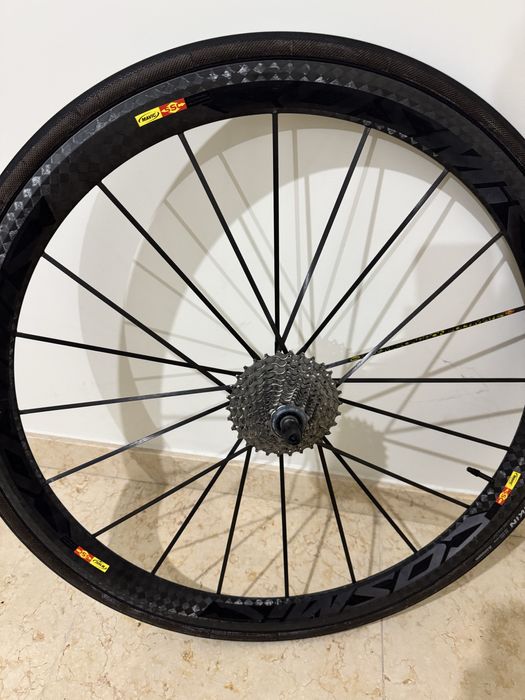 Rodas Mavic Carbono Estrada de 40 mm.