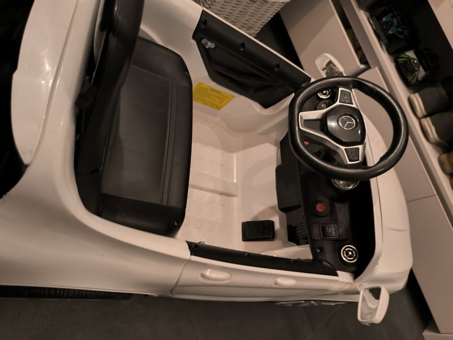 Elektryczne autko Mercedes AMG GLA45