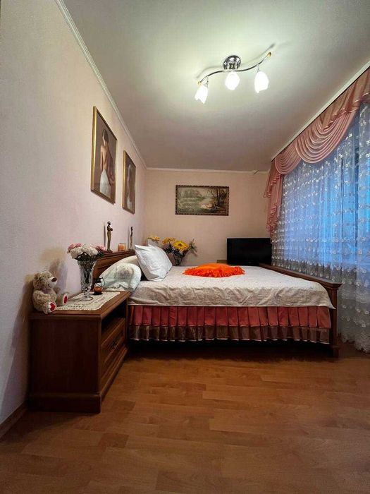 Простора 3 кімнатна квартира в центрі міста