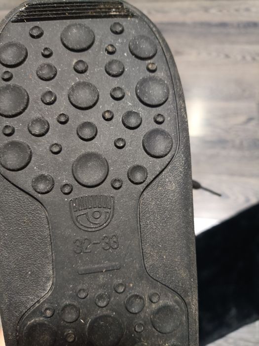 Мобути на дівчинку