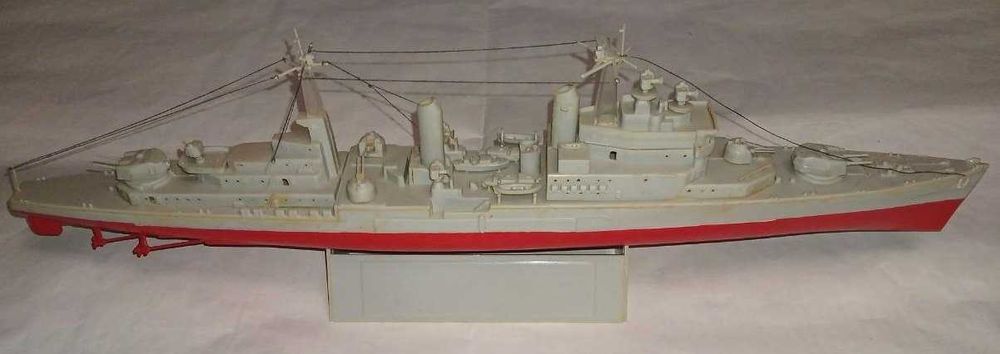 Крейсер F142, модель производства времён СССР. Масштаб М 1:72.