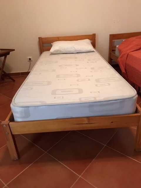 Duas Camas em Pinho em Excelente Estado