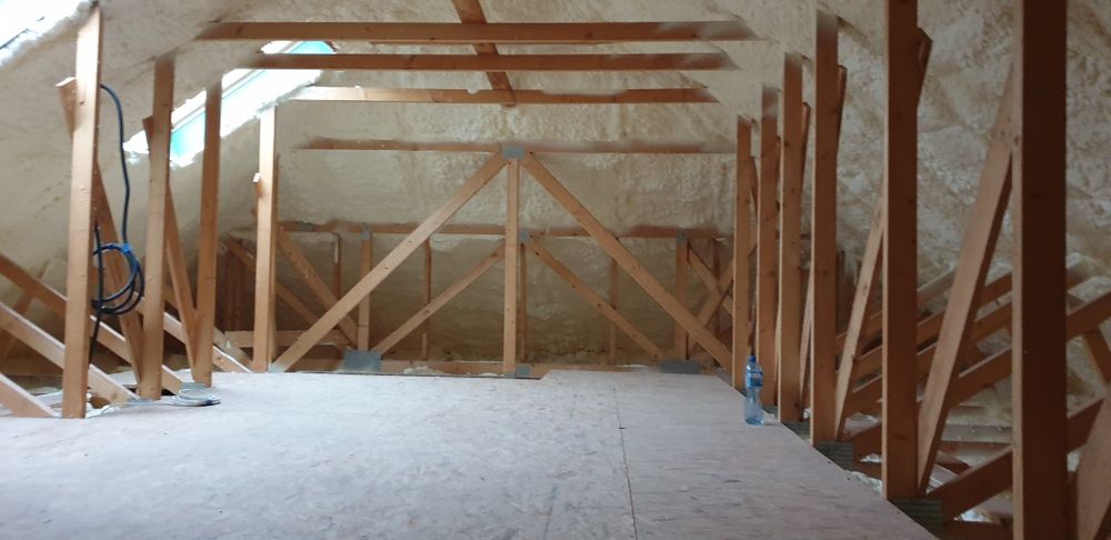 Izolacja domów ocieplanie poddasza natrysk pianką izolacja dachu pianą