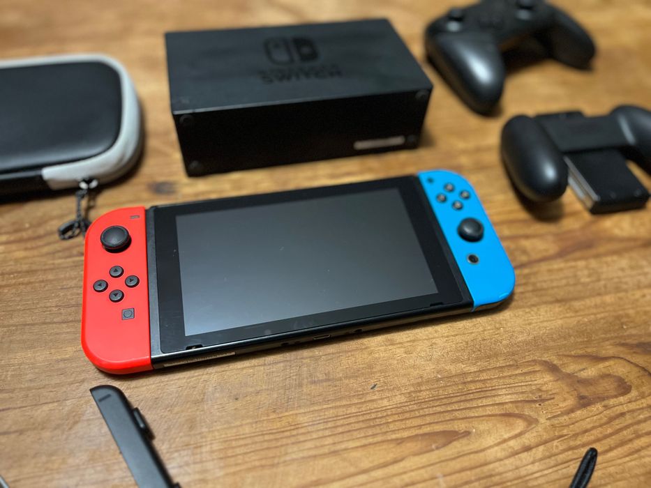 Nintendo Switch c Jogo FIFA e outros Extras