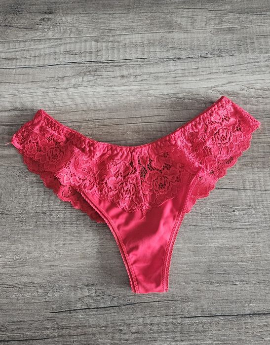 Czerwone używane stringi