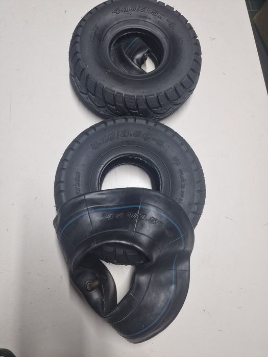 Conjunto de dois pneus com câmaras de ar incluídas. Medida 4.10/3.50-4.

- Inclui 2 pneus.
- Inclui 2 câmaras de ar.