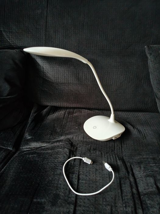 Lampka biurkowa LED przenośna