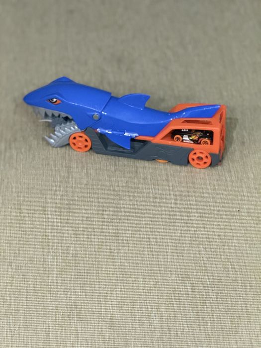 Camião Hot Wheels Shark Chomp Transporter.