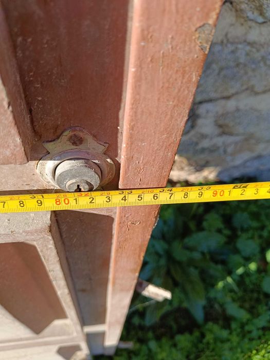 Porta de ferro com almofadas