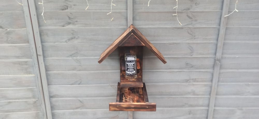 Karmnik Jack Daniels dla ptaków ze 100letnich desek