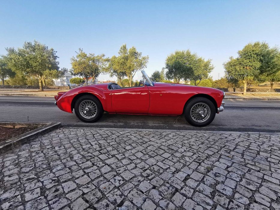 Aluguer Viatura Clássica descapotável casamento ou eventos - MG MGA