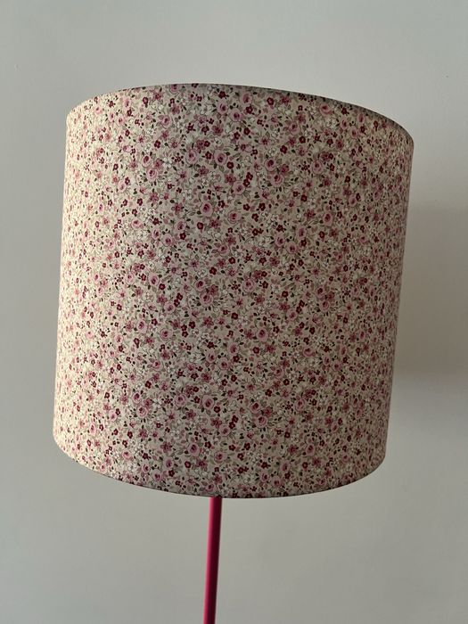 Candeeiro de pé rosa