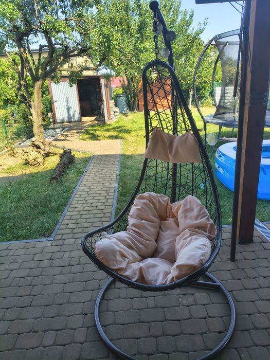 Fotel kokon na stojaku