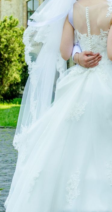 Весільна сукня..