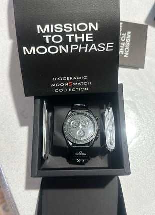 MoonSwatch SO33B700 – Omega x Swatch Snoopy Nocny Design