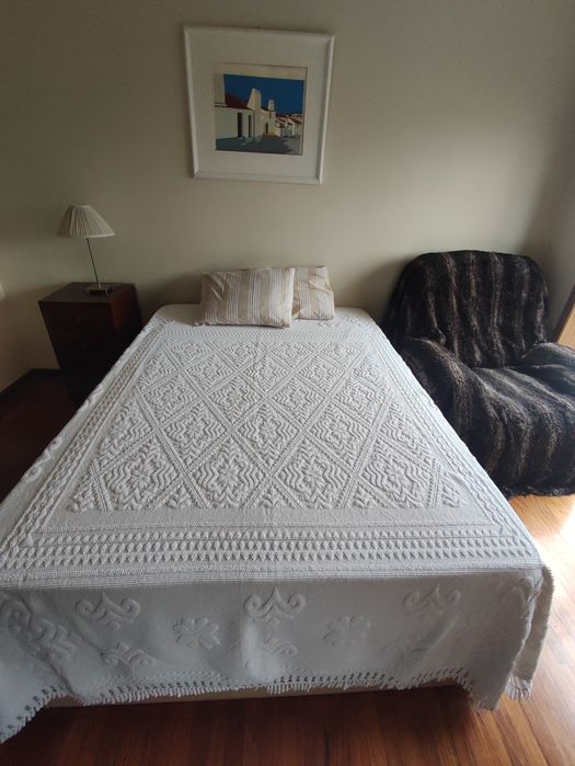 Quarto individual com luz solar direta