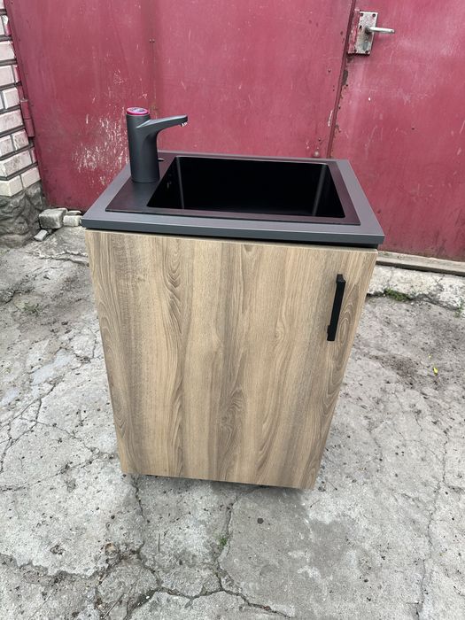Тоговий прилавок і мойка+ваги