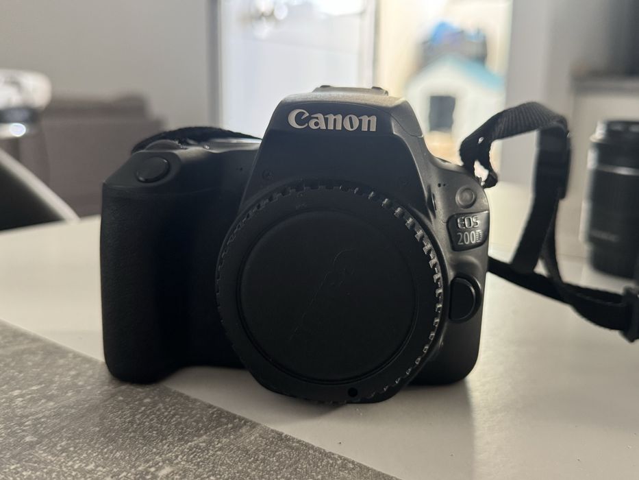 Camera Canon EOS 200D  DSLR