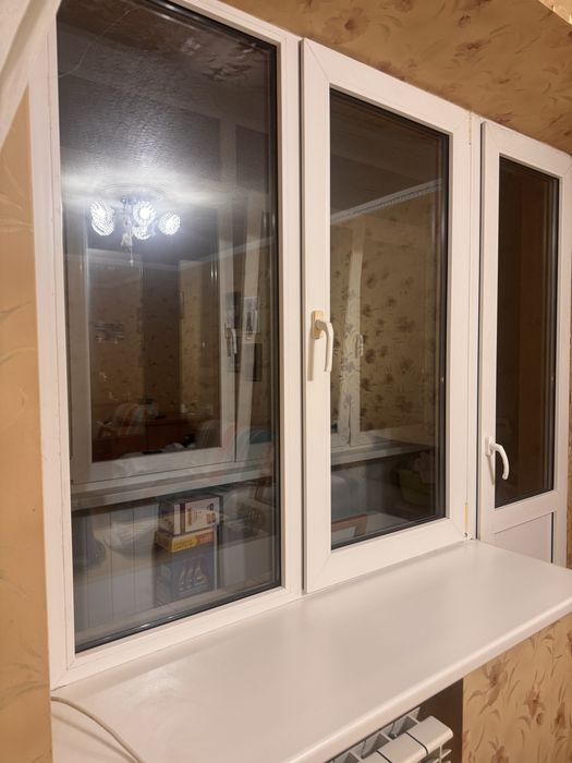 Вікно та двері на балкон