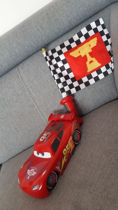 Sprzedam samochodzik Zygzak McQueen z flagą