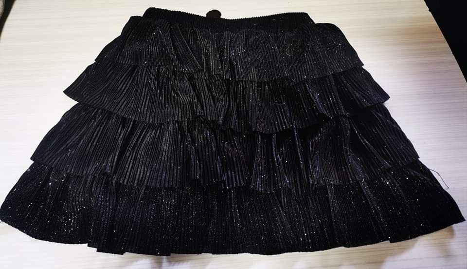 Saia com folhos, preta brilhante
