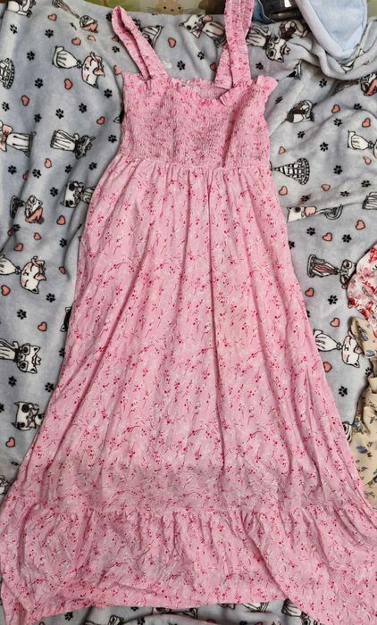 розовое платье с цветочным принтом.