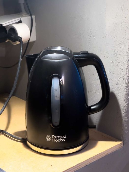 Chaleira elétrica Russell Hobbs 1,7L (preta)