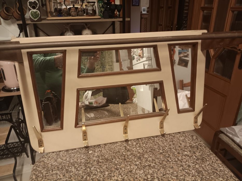 Vendo bengaleiro com espelho forrado a pele muito antigo